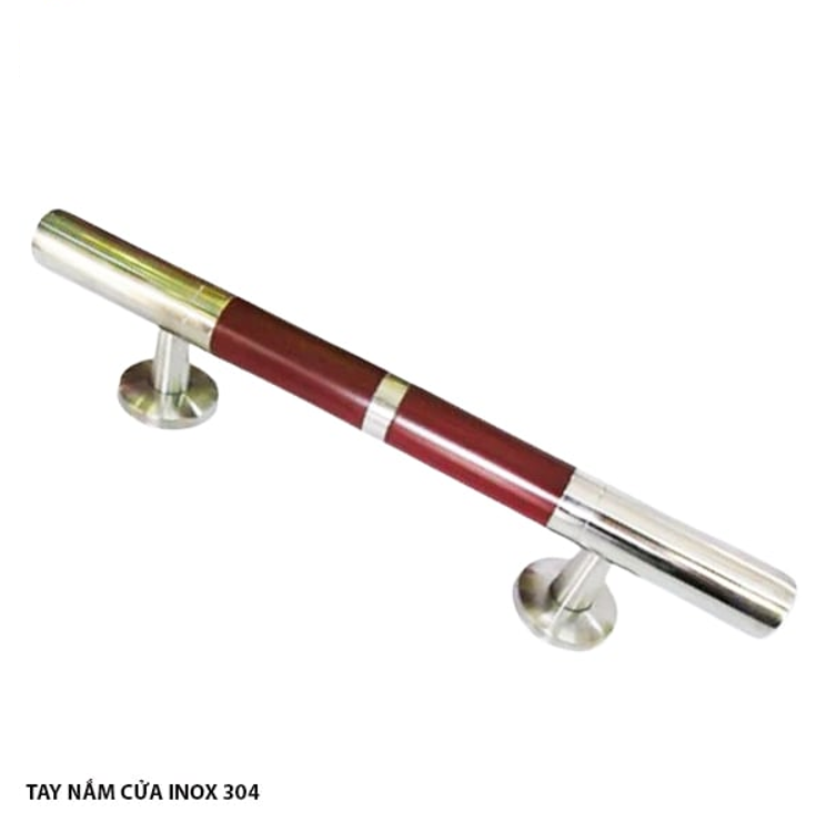 Tay nắm cửa cổng gỗ màu đỏ